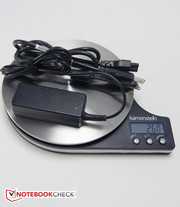 El adaptador de corriente y el cable son algo pesados para un Ultrabook