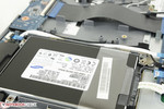 La ranura SATA III soporta SSDs o HDDs de 7mm