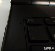 El brillo de la pantalla y del teclado pueden ser ajustados de manera optativa a través del sensor de brillo.