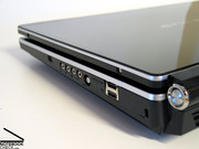 Respecto a la conectividad, la M980NU ofrece todo lo que una portátil DTR razonable requiere: 4 puertos USB, DVI, HDMI, y eSATA.