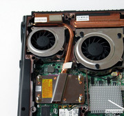 Los dos amplios ventiladores rapidamente se hacen notorios, con uno para la CPU y otro exclusivamente responsable de enfriar la tarjeta gráfica.