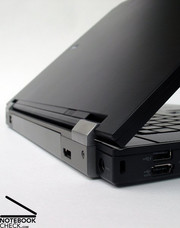 En las nuevas bisagras de la pantalla puede ser notada cierta similitud de los modelos ThinkPad.