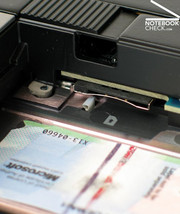 Por tanto, la portátil posee una preparación de banda ancha UMTS mientras que la tarjeta sim tiene que ser insertada sobre la ranura de la batería.