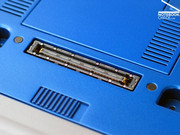 Para conexiones adicionales, el docking station debe ser conectado en la parte inferior de la portátil.