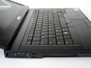 El teclado integrado es semejante al dispositivo que es utilizado en la Precision M2400.