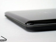 Sobre todo, la delgada unidad base es un exito, y su diseño recuerda al MacBook Air.