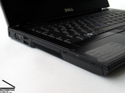 Thereby the user-friendly alignment of the ports on the flanks towards the back is advantageous.