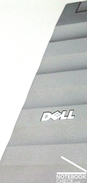 A striking part of the Dell Precision M4400 is surely the curled display lid made of magnesium with silver finish.