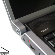 El Dell Studio 15 tambien ofrece un gran numero de conexiones periféricas y caracteristicas como una unidad optica Blu-Ray.