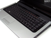 La pantalla muestra una distribución del teclado estándar y cómoda.