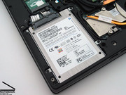 El dispositivo de almacenaje masivo integrado de la ejemplar de prueba era un  muy veloz SSD de Samsung.