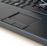 Adicionalmente a esto está un touch pad con una superficie agradable para el uso. Los dos botones del touch keys tienen que ser presionados con fuerza, lo que es típico para portátiles Dell.