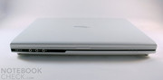 El portatil muestra el diseño actual Amilo con un duro contraste negro y blanco y contornos muy agudos.