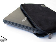 La P7230 puede ser envuelta en una cubierta protectora (incluida) con el propósito de proteger la capa sensible de la tapa de la pantalla de huellas digitales.