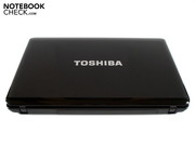 Un gran logo de Toshiba adorna la cubierta del portátil.