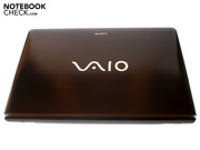 Una elegante etiqueta "VAIO" embellece la tapa de la pantalla.