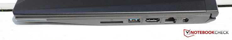Derecha: lector SD, USB 3.0, HDMI, RJ45-LAN, adaptador de corriente