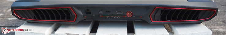 Trasera: RJ45-LAN, Mini-DisplayPort, USB 3.1 Gen.2 Type-C con Thunderbolt 3, HDMI, toma de corriente
