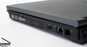 Los puertos en los costados de la portátil básicamente abarcan los puertos estándar USB, VGA, y FireWire, porque un puerto docking permite ampliar la conectividad.
