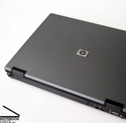 Esta portátil tiene la típica apariencia empresarial de HP con superficies azules-grises y una unidad base negra.