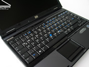 Como muchas otras portátiles de la serie de negocios de HP Compaq, también este portátil viene con touchpad y trackpoint.