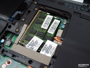 También presenta 4GB de memoria de sistema (DDR2), como ocurre con todas las variantes del modelo.