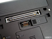 La configuración de las conexiones en el dispositivo es limitada sólo a las conexiones más necesarias, sin embargo, gracias al puerto docking las conexiones del portátil pueden ser extendidas.