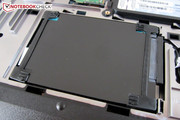 El disco duro de 750 GB se esconde tras una cubierta negra.