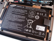 Desafortunadamente la batería está atornillada a la cubierta del chasis y por lo tanto no es fácil de remover