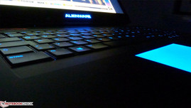 El teclado de gran calidad puede dividirse en cuatro zonas de iluminación
