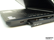 Un tecer puerto USB está situado cerca del frontal en el lateral derecho...