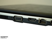 Una conexión HDMI para imagen digital y transferencia de sonido pertenece a las conexiones de videos en el centro del lateral izquierdo.