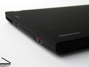 Los puertos proporcionados en el Thinkpad X300 estan muy comodamente situados alrededor de la carcasa del portatil.