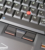 Un verdadero Thinkpad tambien tiene un trackpoint rojo entre sus teclas negras como un reemplazo adicional al ratón además del touchpad.