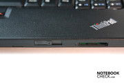 Un lector de tarjeta para SD, MMC y Memory Sticks en la parte frontal