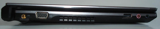 Izquierda: Conector de corriente, VGA, USB, sonido