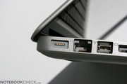 Las otras conexiones se mantienen igual, tal como el conector de poder inteligente MagSafe que se ve en esta fotografía.