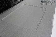 El trackpad de cristal ofrece un botón incorporado y excelentes condiciones de deslizamiento.