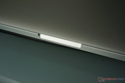 Los pequeños huecos para abrir el portátil son ligeramente diferentes si se los compara con portátiles no Retina MacBook Pros.