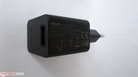 El adaptador de corriente es pequeño y tarda algo en recargar el dispositivo.