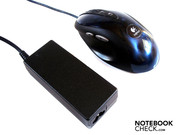 El adaptador es relativamente pequeño y un poco más corto que un mouse de juegos