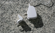 Debido a la poca demanda de energía(18 W) un pequeño adaptador de alimentación (con puerto USB integrado) es suficiente.