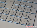 El teclado trae un pad numérico separado...