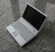El Asus EeePc pesa menos de 1 kg y está diseñado como PC familiar.