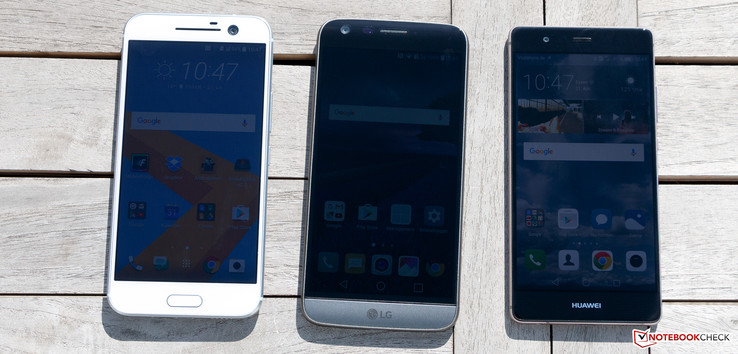 Desde la izquierda: HTC 10, LG G5, Huawei P9 (todos con el sensor de luz ambiente activo)