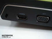 El izquierdo tiene puertos para monitor en forma de HDMI y VGA, además de un seguro Kensington