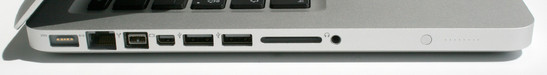 Lado Izquierdo: MagSafe (poder), Gigabit LAN, Firewire 800, mini puerto para pantalla, 2x USB 2.0, lector de tarjetas SD, línea de entrada (análoga/óptica) o línea de salida análoga, LSD de status de batería