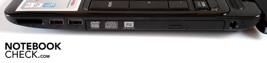 Lado Derecho: lector de tarjetas Multi-en-1, 2 puertos USB 2.0, drive óptico, conector de poder
