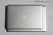 En términos de comparación de dimensiones, el modelo de 13 pulgadas es considerablemente más pequeño que el MBP de 15 pulgadas