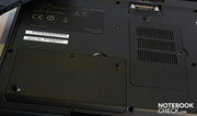 Dos paneles de acceso en el lado inferior del portátil le permiten cambiar el disco duro y la memoria.